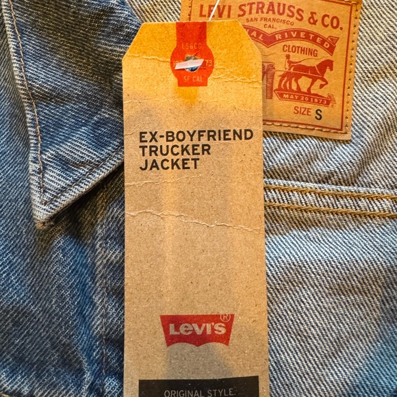 Levi's Ex-Boyfriend Trucker Denim Jacket NWT - Picture 4 of 7